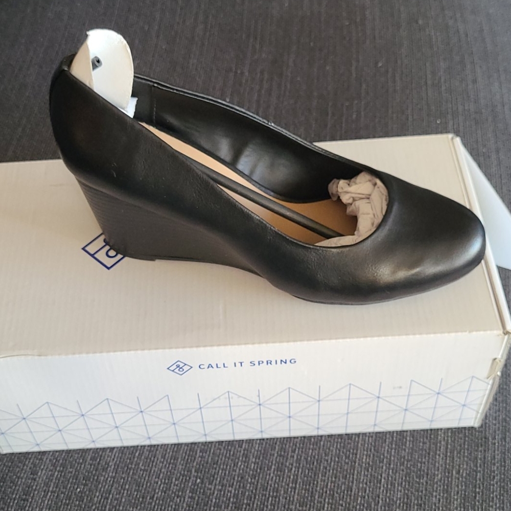 Black wedges